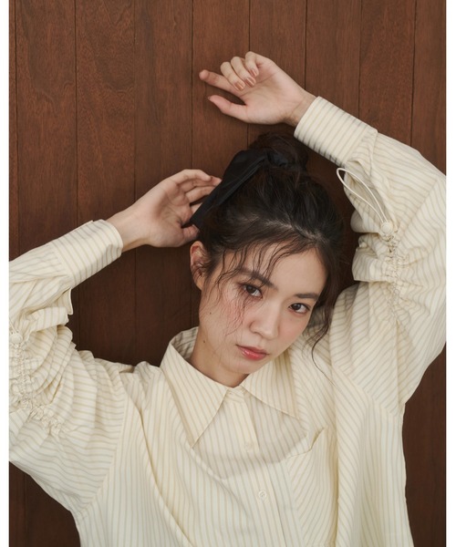 moi tytto(モイテュット)の「アームデザインシャツ(シャツ/ブラウス・レディース・ナチュラル/ブラウン・FREE)」の2枚目の写真