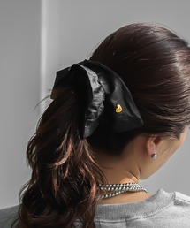 abaskdesign（アバスクデザイン）の「ハートチャーム付きシュシュ（シュシュ）」