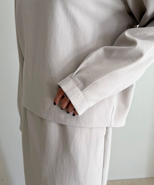 fredy emue(フレディエミュ)の「【セットアップ対応】パウダリーツイルコクーンブラウス(シャツ/ブラウス・レディース・ブラック/ベージュ/オフホワイト/ネイビー・38)」の19枚目の写真