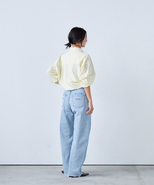 YANUK（ヤヌーク）の「カーブテーパード "LAURA"（デニムパンツ・レディース・ライトブルー・24inch/23inch/22inch/21inch/27inch/26inch/25inch）」の4枚目の写真