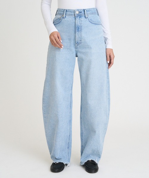 YANUK（ヤヌーク）の「カーブテーパード "LAURA"（デニムパンツ・レディース・ライトブルー・24inch/23inch/22inch/21inch/27inch/26inch/25inch）」の5枚目の写真