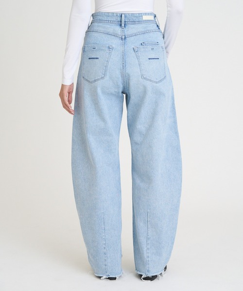 YANUK（ヤヌーク）の「カーブテーパード "LAURA"（デニムパンツ・レディース・ライトブルー・24inch/23inch/22inch/21inch/27inch/26inch/25inch）」の7枚目の写真