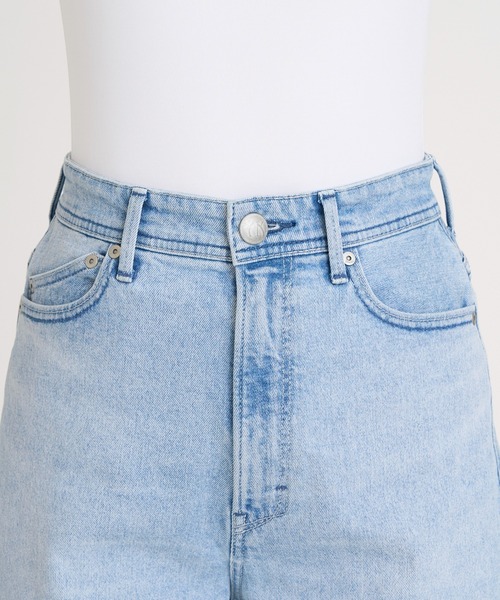 YANUK（ヤヌーク）の「カーブテーパード "LAURA"（デニムパンツ・レディース・ライトブルー・24inch/23inch/22inch/21inch/27inch/26inch/25inch）」の8枚目の写真