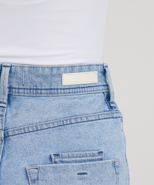 YANUK（ヤヌーク）の「カーブテーパード "LAURA"（デニムパンツ・レディース・ライトブルー・24inch/23inch/22inch/21inch/27inch/26inch/25inch）」の11枚目の写真