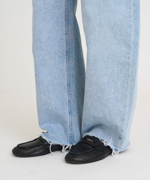 YANUK（ヤヌーク）の「カーブテーパード "LAURA"（デニムパンツ・レディース・ライトブルー・24inch/23inch/22inch/21inch/27inch/26inch/25inch）」の12枚目の写真