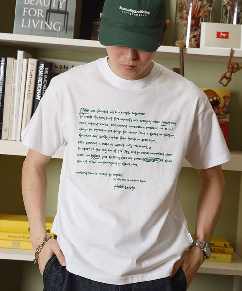 FFEIN(フェイン)の「【FFEIN(フェイン)】手書きメッセージショート丈Tシャツ / Tシャツ クルーネック 半袖 プリント 【短丈】(Tシャツ/カットソー・メンズ・ブラック/アッシュグレー/ネイビー/ホワイト/モカ・LARGE/MEDIUM/SMALL)」の2枚目の写真
