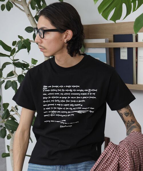 FFEIN(フェイン)の「【FFEIN(フェイン)】手書きメッセージショート丈Tシャツ / Tシャツ クルーネック 半袖 プリント 【短丈】(Tシャツ/カットソー・メンズ・ブラック/アッシュグレー/ネイビー/ホワイト/モカ・LARGE/MEDIUM/SMALL)」の3枚目の写真