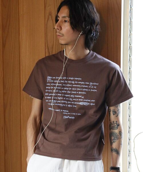 FFEIN(フェイン)の「【FFEIN(フェイン)】手書きメッセージショート丈Tシャツ / Tシャツ クルーネック 半袖 プリント 【短丈】(Tシャツ/カットソー・メンズ・ブラック/アッシュグレー/ネイビー/ホワイト/モカ・LARGE/MEDIUM/SMALL)」の1枚目の写真