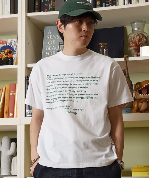 FFEIN(フェイン)の「【FFEIN(フェイン)】手書きメッセージショート丈Tシャツ / Tシャツ クルーネック 半袖 プリント 【短丈】(Tシャツ/カットソー・メンズ・ブラック/アッシュグレー/ネイビー/ホワイト/モカ・LARGE/MEDIUM/SMALL)」の7枚目の写真