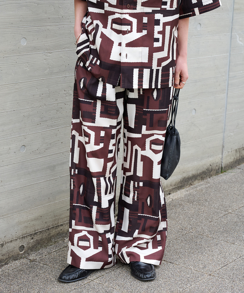 OUTDOOR PRODUCTS(アウトドアプロダクツ)の「RAGモチーフリラックスパンツ(スラックス・レディース・ブラウン・38/36)」の2枚目の写真