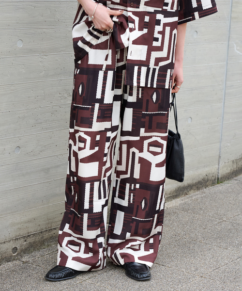 OUTDOOR PRODUCTS(アウトドアプロダクツ)の「RAGモチーフリラックスパンツ(スラックス・レディース・ブラウン・38/36)」の3枚目の写真