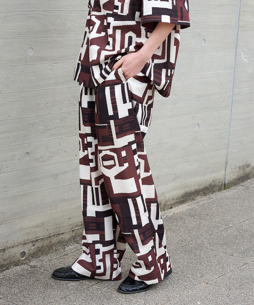 OUTDOOR PRODUCTS(アウトドアプロダクツ)の「RAGモチーフリラックスパンツ(スラックス・レディース・ブラウン・38/36)」の5枚目の写真