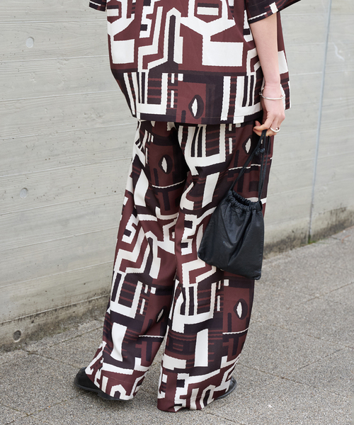 OUTDOOR PRODUCTS(アウトドアプロダクツ)の「RAGモチーフリラックスパンツ(スラックス・レディース・ブラウン・38/36)」の6枚目の写真