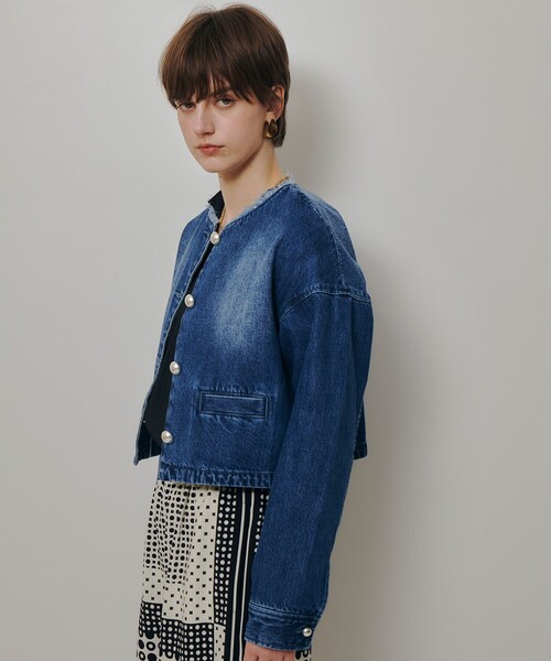 allureville（アルアバイル）の「デニムノーカラージャケット（ノーカラージャケット・レディース・インディゴブルー・2/1）」の3枚目の写真
