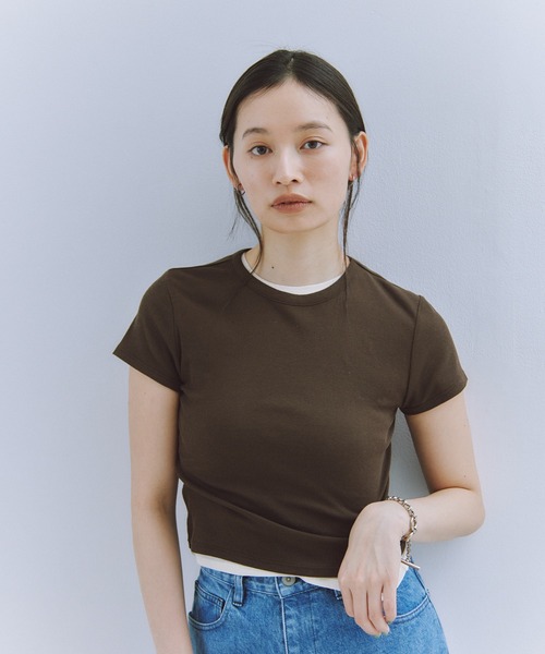 Obis&(オビスアンド)の「ピタッとしすぎない大人の究極とろみミニTシャツ(Tシャツ/カットソー・レディース・ブラウン/チャコール/アイボリー・FREE)」の3枚目の写真
