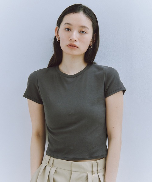 Obis&(オビスアンド)の「ピタッとしすぎない大人の究極とろみミニTシャツ(Tシャツ/カットソー・レディース・ブラウン/チャコール/アイボリー・FREE)」の1枚目の写真