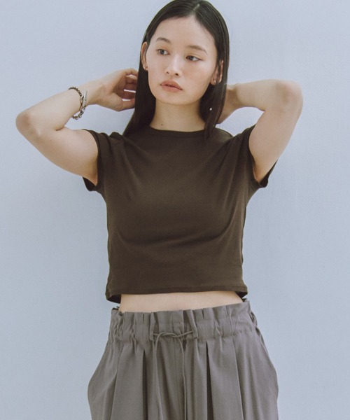 Obis&(オビスアンド)の「ピタッとしすぎない大人の究極とろみミニTシャツ(Tシャツ/カットソー・レディース・ブラウン/チャコール/アイボリー・FREE)」の5枚目の写真