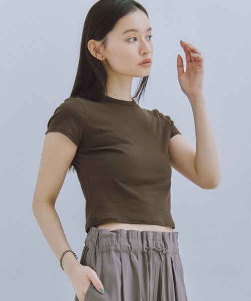 Obis&(オビスアンド)の「ピタッとしすぎない大人の究極とろみミニTシャツ(Tシャツ/カットソー・レディース・ブラウン/チャコール/アイボリー・FREE)」の6枚目の写真