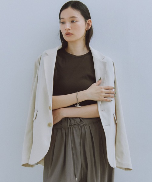 Obis&(オビスアンド)の「ピタッとしすぎない大人の究極とろみミニTシャツ(Tシャツ/カットソー・レディース・ブラウン/チャコール/アイボリー・FREE)」の19枚目の写真