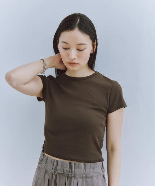 Obis&(オビスアンド)の「ピタッとしすぎない大人の究極とろみミニTシャツ(Tシャツ/カットソー・レディース・ブラウン/チャコール/アイボリー・FREE)」の15枚目の写真