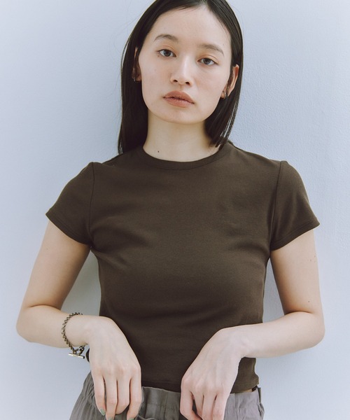 Obis&(オビスアンド)の「ピタッとしすぎない大人の究極とろみミニTシャツ(Tシャツ/カットソー・レディース・ブラウン/チャコール/アイボリー・FREE)」の16枚目の写真