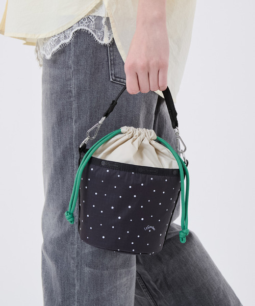 LeSportsac（レスポートサック）の「SM DRAWSTRING BUCKET ブリスドットアイボリー/グリーンコード（ショルダーバッグ・レディース・ブラック・FREE）」の2枚目の写真