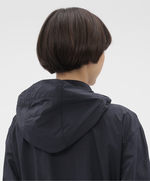 MARGARET HOWELL(マーガレットハウエル)の「RECYCLED NYLON LIGHTWEIGHT POP(ナイロンジャケット・レディース・グレー/ブラック・1/2)」の4枚目の写真