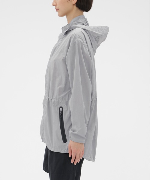 MARGARET HOWELL(マーガレットハウエル)の「RECYCLED NYLON LIGHTWEIGHT POP(ナイロンジャケット・レディース・グレー/ブラック・1/2)」の12枚目の写真