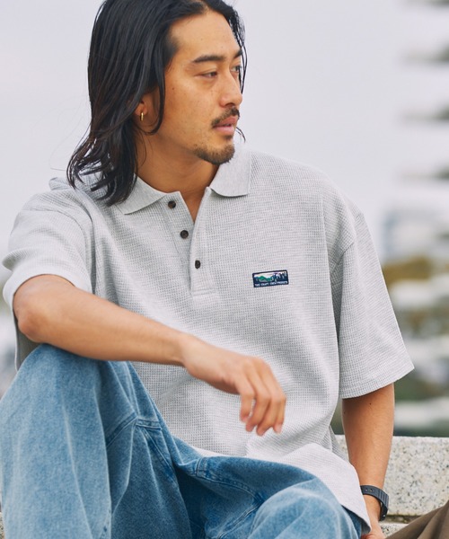 THE CRAFT CREW PRODUCTS（ザクラフトクループロダクツ）の「【UNNOTICEシリーズ】ファンクショナルファブリック ヘビーワッフル オーバーサイズ 半袖ポロシャツ / 抗菌防臭・UVカット【THE CRAFT CREW PRODUCTS】（ポロシャツ・メンズ・アッシュグレー/オフホワイト/ブラック/グレイッシュベージュ/ダークネイビー/チャコール・S/M/L）」の3枚目の写真