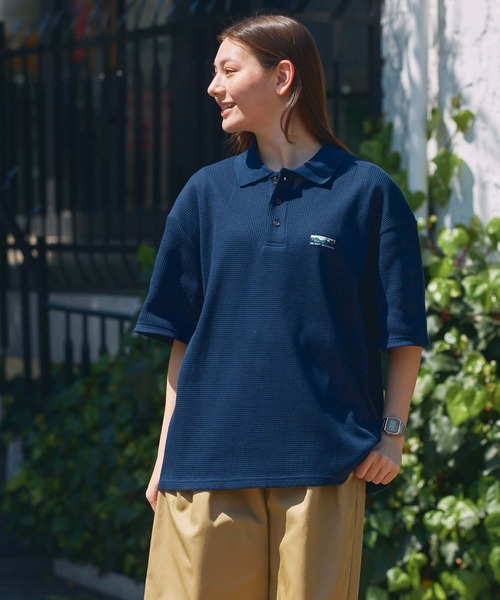 THE CRAFT CREW PRODUCTS（ザクラフトクループロダクツ）の「【UNNOTICEシリーズ】ファンクショナルファブリック ヘビーワッフル オーバーサイズ 半袖ポロシャツ / 抗菌防臭・UVカット【THE CRAFT CREW PRODUCTS】（ポロシャツ・メンズ・アッシュグレー/オフホワイト/ブラック/グレイッシュベージュ/ダークネイビー/チャコール・S/M/L）」の13枚目の写真