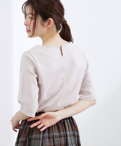 grove（グローブ）の「【二の腕カバー/すっきり見え・抗菌防臭/UVカット】きちんと素材のボートネックTシャツ（Tシャツ/カットソー・レディース・ライトグレー/ブラック/オフホワイト/ホワイト系5/ブルー系その他・02/03/01/04/05）」の10枚目の写真