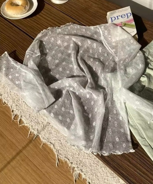 Vipoa(ヴィポア)の「小花柄チュールシアートップス(Tシャツ/カットソー・レディース・ホワイト・FREE)」の6枚目の写真