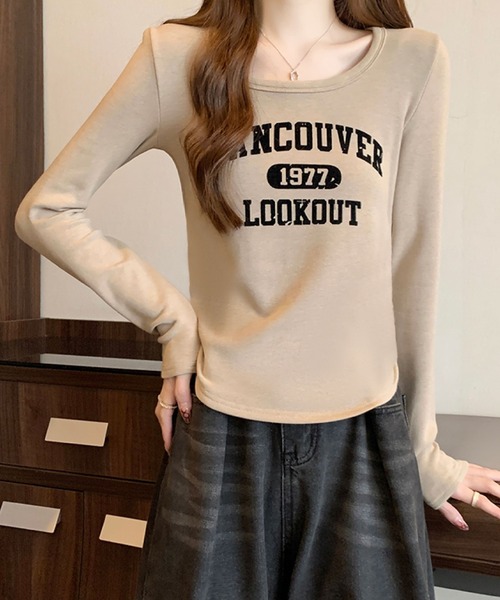 2ly2(トゥーリートゥー)の「ヴィンテージロゴ 長袖トップス(Tシャツ/カットソー・レディース・ベージュ/ボルドー/ブラウン・FREE)」の1枚目の写真