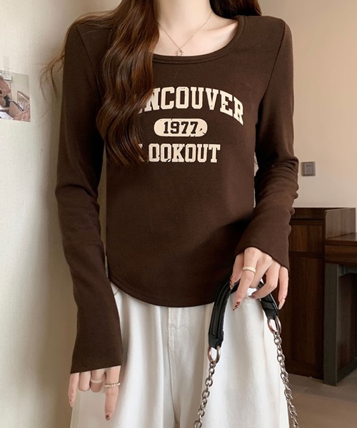 2ly2(トゥーリートゥー)の「ヴィンテージロゴ 長袖トップス(Tシャツ/カットソー・レディース・ベージュ/ボルドー/ブラウン・FREE)」の2枚目の写真