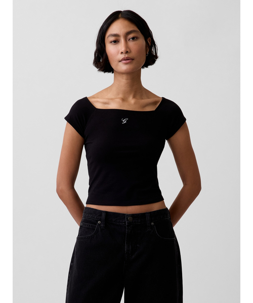 GAP(ギャップ)の「クロースニット ジャージー オフショルダー クロップドTシャツ(Tシャツ/カットソー・レディース・ホワイト/ブラック/ブラック系その他・XS/S/XL/M/L/XXS)」の2枚目の写真