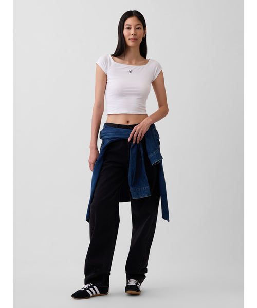 GAP(ギャップ)の「クロースニット ジャージー オフショルダー クロップドTシャツ(Tシャツ/カットソー・レディース・ホワイト/ブラック/ブラック系その他・XS/S/XL/M/L/XXS)」の7枚目の写真
