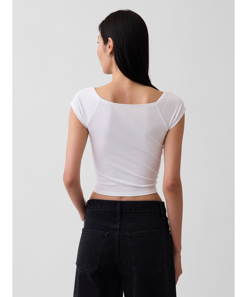 GAP(ギャップ)の「クロースニット ジャージー オフショルダー クロップドTシャツ(Tシャツ/カットソー・レディース・ホワイト/ブラック/ブラック系その他・XS/S/XL/M/L/XXS)」の9枚目の写真