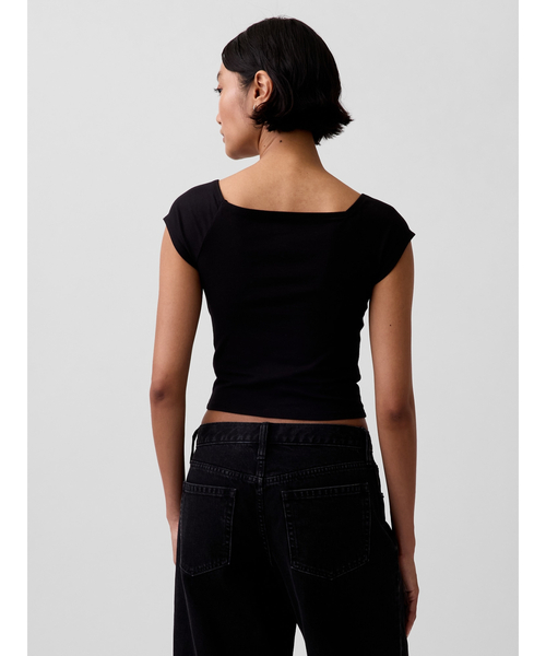 GAP(ギャップ)の「クロースニット ジャージー オフショルダー クロップドTシャツ(Tシャツ/カットソー・レディース・ホワイト/ブラック/ブラック系その他・XS/S/XL/M/L/XXS)」の4枚目の写真