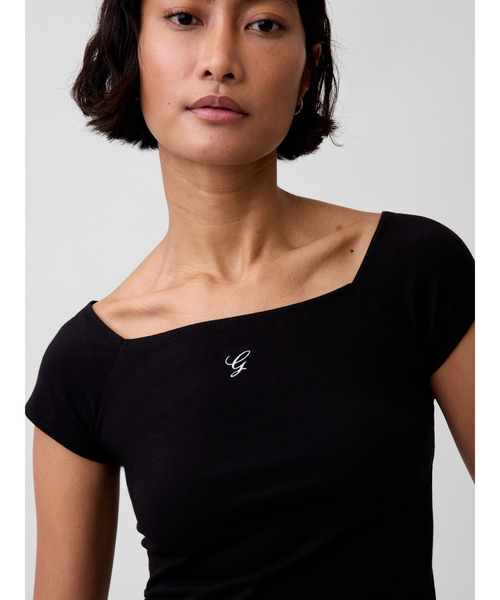 GAP(ギャップ)の「クロースニット ジャージー オフショルダー クロップドTシャツ(Tシャツ/カットソー・レディース・ホワイト/ブラック/ブラック系その他・XS/S/XL/M/L/XXS)」の6枚目の写真