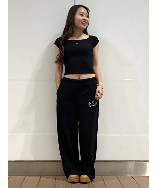 GAP(ギャップ)の「クロースニット ジャージー オフショルダー クロップドTシャツ(Tシャツ/カットソー・レディース・ホワイト/ブラック/ブラック系その他・XS/S/XL/M/L/XXS)」の17枚目の写真