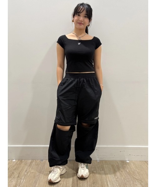 GAP(ギャップ)の「クロースニット ジャージー オフショルダー クロップドTシャツ(Tシャツ/カットソー・レディース・ホワイト/ブラック/ブラック系その他・XS/S/XL/M/L/XXS)」の19枚目の写真