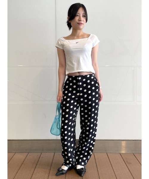 GAP(ギャップ)の「クロースニット ジャージー オフショルダー クロップドTシャツ(Tシャツ/カットソー・レディース・ホワイト/ブラック/ブラック系その他・XS/S/XL/M/L/XXS)」の14枚目の写真