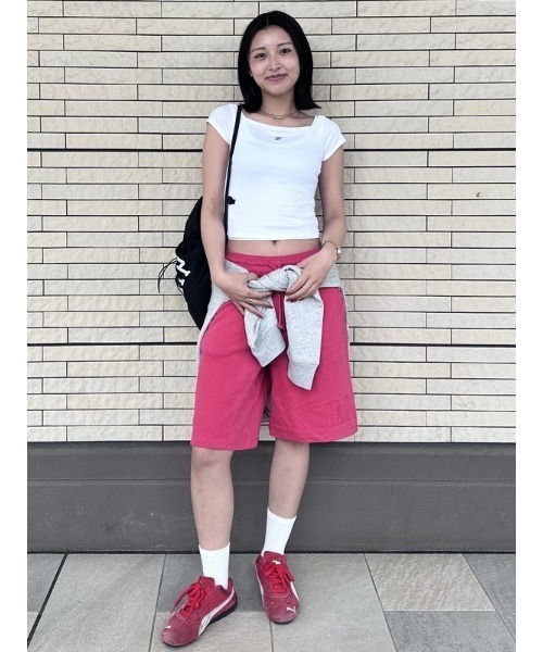 GAP(ギャップ)の「クロースニット ジャージー オフショルダー クロップドTシャツ(Tシャツ/カットソー・レディース・ホワイト/ブラック/ブラック系その他・XS/S/XL/M/L/XXS)」の15枚目の写真