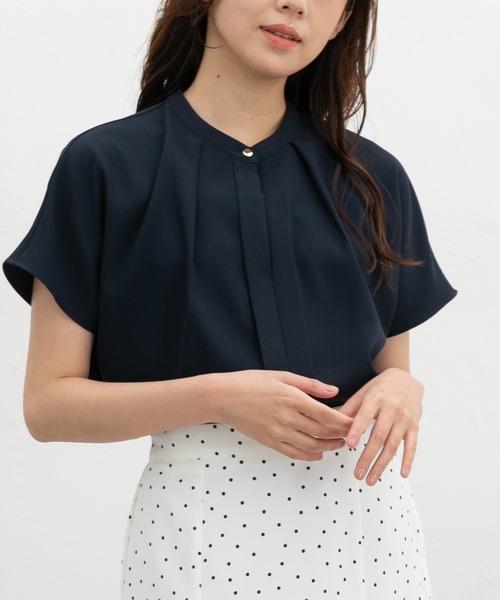 Honeys(ハニーズ)の「【ハニさら・接触冷感】バンドカラーブラウス(シャツ/ブラウス・レディース・ダークブルー/ネイビー/ライム/アイボリー/グレイッシュベージュ・3L/L/LL/M/S)」の4枚目の写真