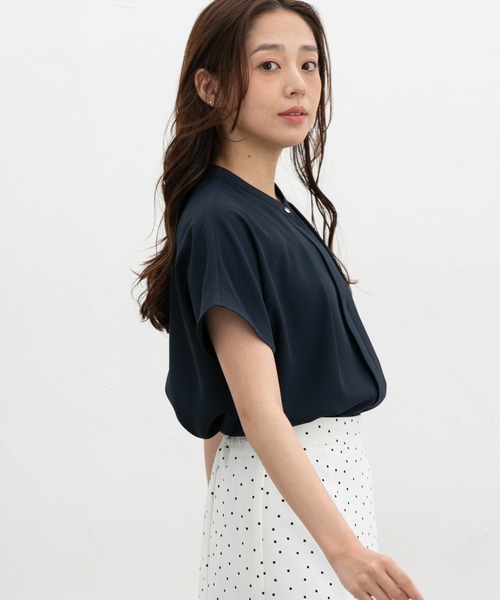 Honeys(ハニーズ)の「【ハニさら・接触冷感】バンドカラーブラウス(シャツ/ブラウス・レディース・ダークブルー/ネイビー/ライム/アイボリー/グレイッシュベージュ・3L/L/LL/M/S)」の13枚目の写真