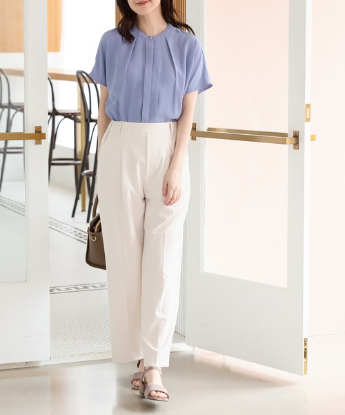 Honeys(ハニーズ)の「【ハニさら・接触冷感】バンドカラーブラウス(シャツ/ブラウス・レディース・ダークブルー/ネイビー/ライム/アイボリー/グレイッシュベージュ・3L/L/LL/M/S)」の15枚目の写真