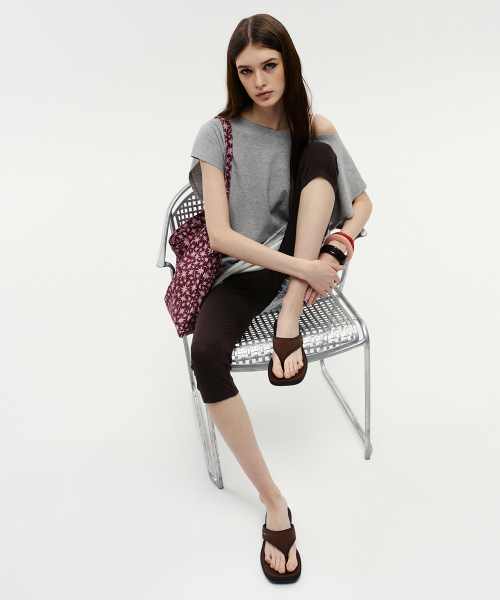 KHIHO(キホ)の「セリックパディッドフリップフロップ 3カラー(サンダル・レディース・ブラック/シルバー/ブラウン・23cm/23.5cm/24cm/24.5cm/25cm)」の4枚目の写真