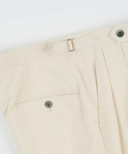 BELLIEF(ベリーフ)の「Essential Linen Cotton Twill Adjust 2-Pleated Relaxed Chino (Ecru)(その他パンツ・メンズ・その他・LARGE/X-LARGE/MEDIUM)」の3枚目の写真