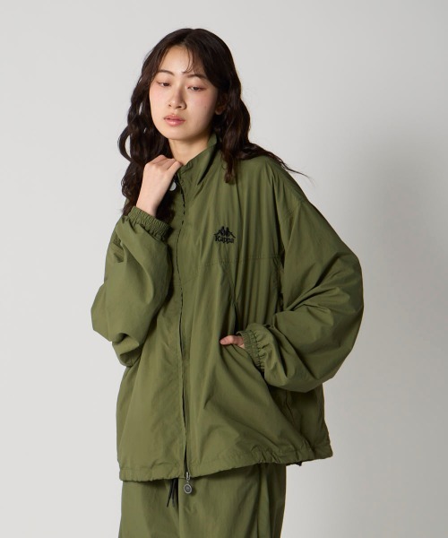 Kappa(カッパ)の「【Kappa/カッパ】バンダナイロントラックジャケット ユニセックス(ナイロンジャケット・メンズ・カーキ/ブラック・MEDIUM/SMALL/LARGE)」の2枚目の写真