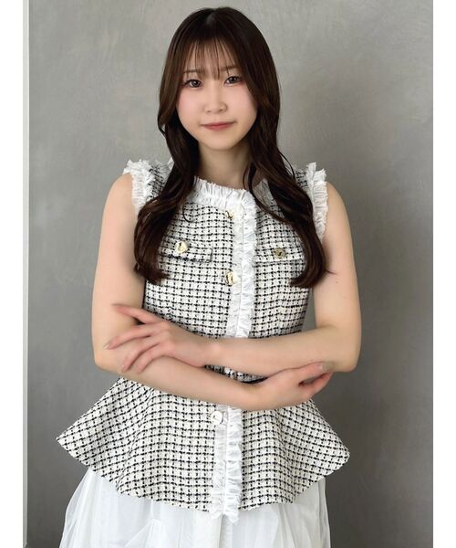 dazzlin(ダズリン)の「ニュアンスボタンペプラムジレ(ベスト・レディース・インディゴブルー/ブラック/オフホワイト・FREE)」の19枚目の写真